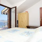 아파트 Family Friendly Seaside Razanj, - 10373 로고즈니차