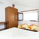 아파트 Family Friendly Seaside Razanj, - 10373 로고즈니차