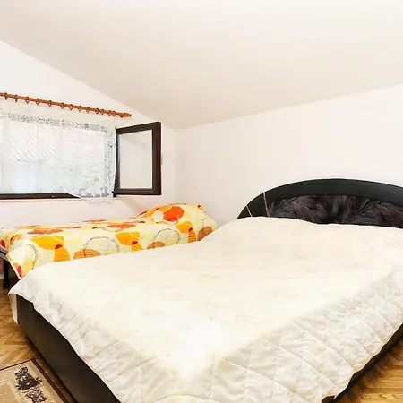 Family Friendly Seaside Razanj, - 10373 דירה רוגוזניצה