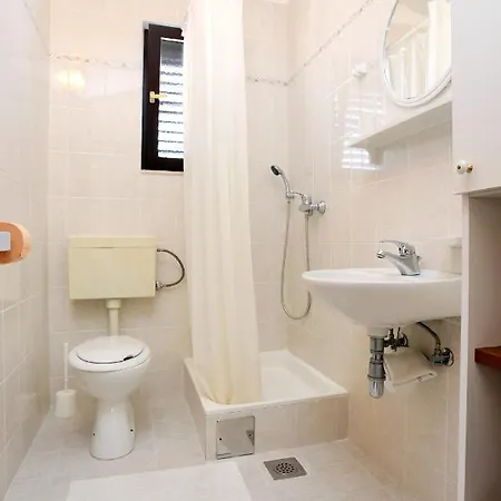 Family Friendly Seaside Razanj, - 10373 דירה רוגוזניצה