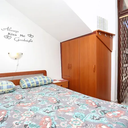 Family Friendly Seaside Razanj, - 10373 דירה *
