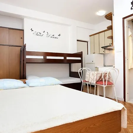 Family Friendly Seaside Razanj, - 10373 דירה *