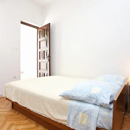 Family Friendly Seaside Razanj, - 10373 דירה